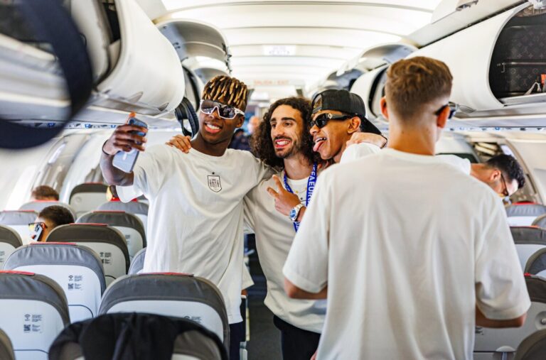 Miles de personas se reúnen en Cibeles para celebrar una nueva Eurocopa
