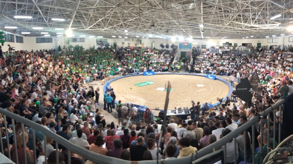 Lleno absoluto en el terrero de Tinajo en Lanzarote donde se disputó la Final del Torneo Disa-Gobierno de Canarias 2024 / Terrero y Gloria