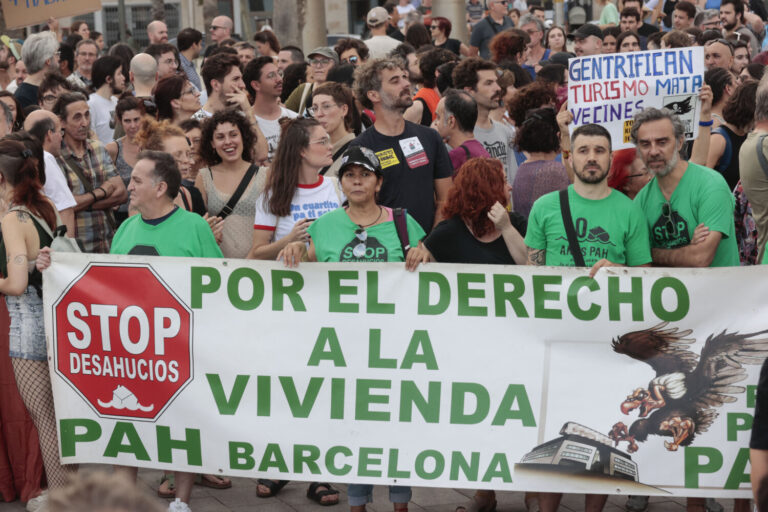 Unas 2.800 personas se manifiestan en Barcelona para exigir límites al turismo masivo