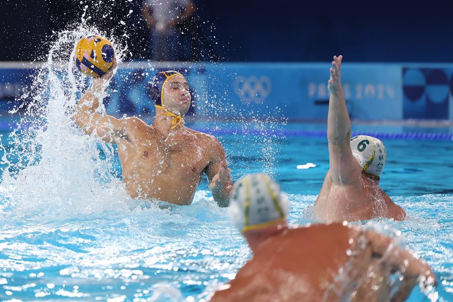 El jugador español Alberto Munarriz (i) ante la defensa del australiano Lachlan Edwards (d) durante el partido de waterpolo de los Juegos Olímpicos de París 2024 disputado este domingo, en el Centro Acuático de París (Francia). España ganó 5-9. EFE/ Kiko Huesca