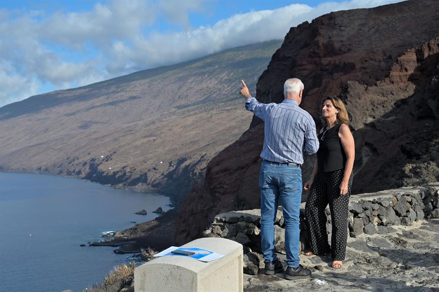 La vicepresidenta del Gobierno y ministra para la Transición Ecológica y el Reto Demográfico, Teresa Ribera, durante su visita al entorno natural del Mar de las Calmas. Imagen EFE