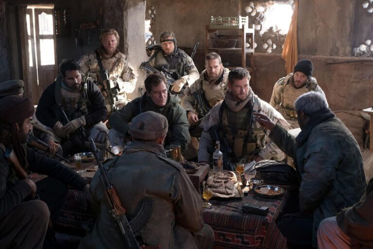 Chris Hemsworth y Elsa Pataky en “12 valientes”, la lucha contra los talibanes tras el 11S