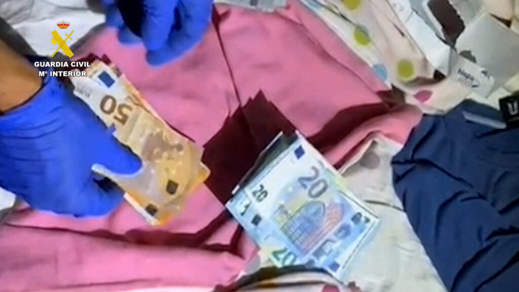 Tres detenidos en La Orotava por tráfico de menudeo de drogas. Foto de la operación cedida por La Guardia Civil