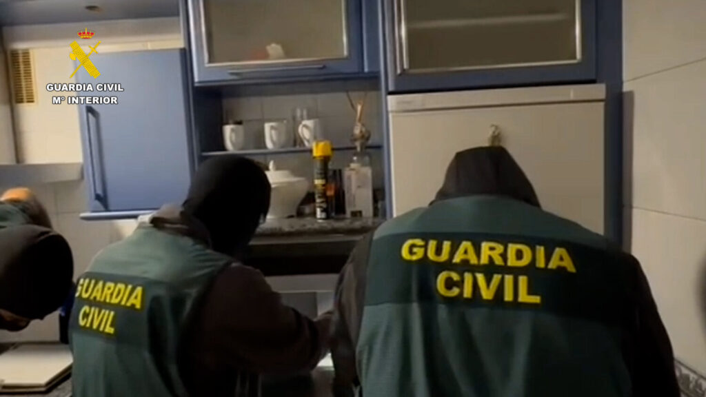 Tres detenidos en La Orotava por tráfico de menudeo de drogas. Foto de la operación cedida por La Guardia Civil