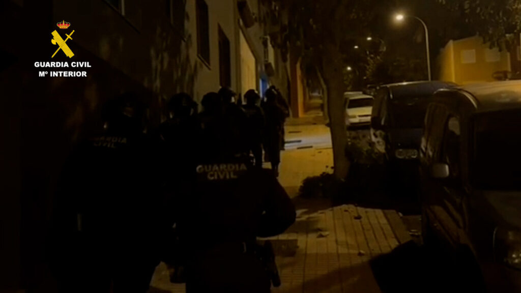 Tres detenidos en La Orotava por tráfico de menudeo de drogas. Foto de la operación cedida por La Guardia Civil