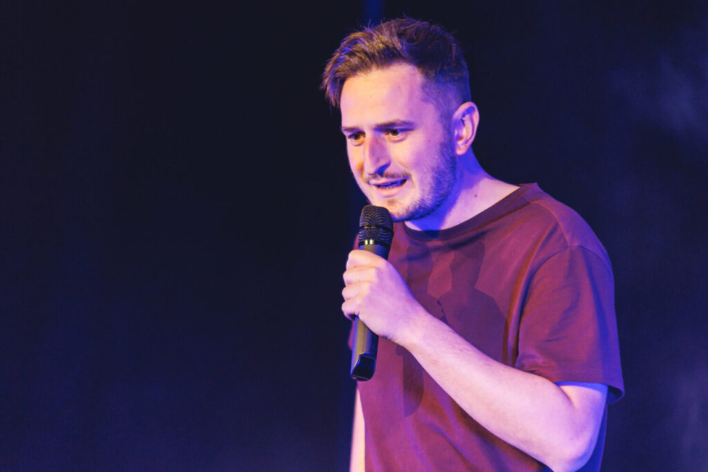 Los check han hecho famoso a Álvaro Casares en las redes, y ahora trae su show a las islas dentro del festival 'Reíslas'