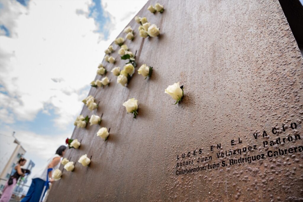 Varias personas depositan flores en el monumento por las víctimas durante la ofrenda floral por el aniversario de la tragedia de Spanair, en la playa de Las Canteras en Las Palmas de Gran Canaria, Gran Canaria, Islas Canarias (España)/ Europa Press / Archivo