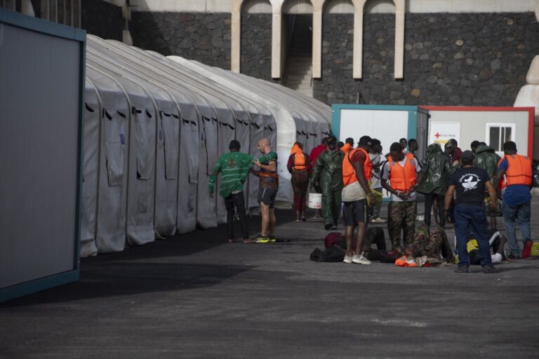Llegan a Canarias 4 cayucos con 415 personas a bordo
