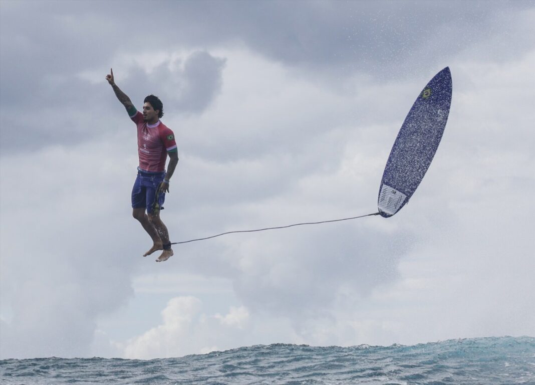 Gabriel Medina of Brazil competes during the men's round 3 heat of surfing of the Paris 2024 Olympic Games in Teahupo'o, Tahiti, French Polynesia, on July 29, 2024.,Image: 894054589, License: Rights-managed, Restrictions: , Model Release: no, Credit line: maping / Xinhua News / ContactoPhoto Editorial licence valid only for Spain and 3 MONTHS from the date of the image, then leer más delete it from your archive. For non-editorial and non-licensed use, please contact EUROPA PRESS