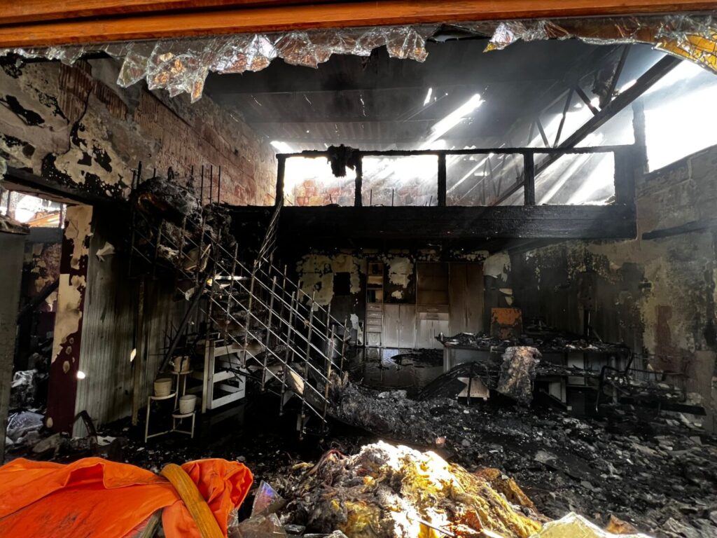 Interior de la infraestructura afectada por el incendio en un vivero en Güímar. Foto del Cabildo de Tenerife