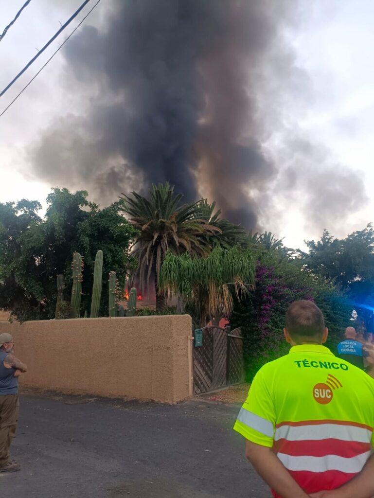 Imagen del incendio en un vivero en Güímar, Tenerife. Foto 112 Canarias