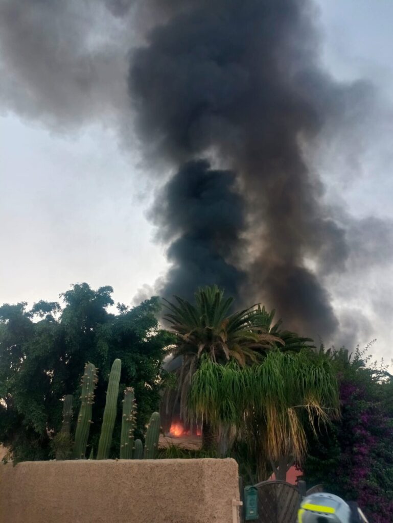 Imagen del incendio en un vivero en Güímar, Tenerife. Foto 112 Canarias