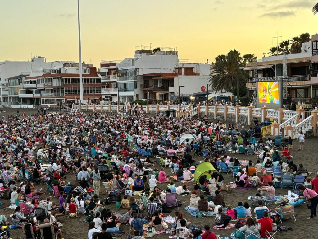 El cine de verano de Salinetas, Gran Canaria, congrega a más de 2.000 personas