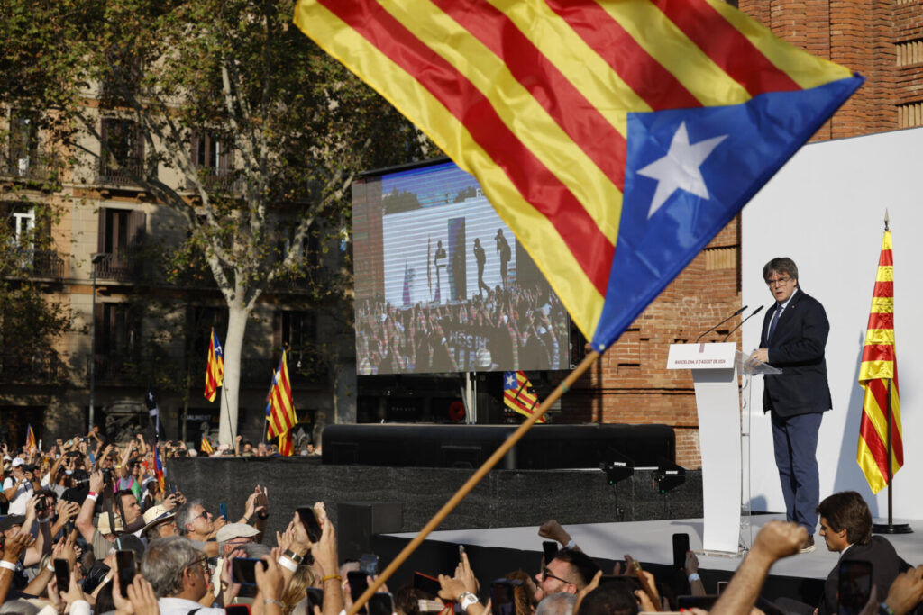 Puigdemont llega a España BARCELONA, 08/08/2024.- El expresidente catalán Carles Puigdemont, interviene en el acto de bienvenida para el que miles de independentistas EFE/ Alberto Estevez