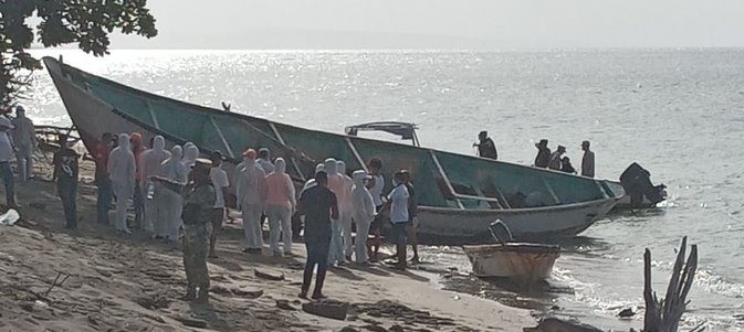 Imagen de la embarcación en la que se hallaron los cadáveres de varios migrantes en República Dominicana