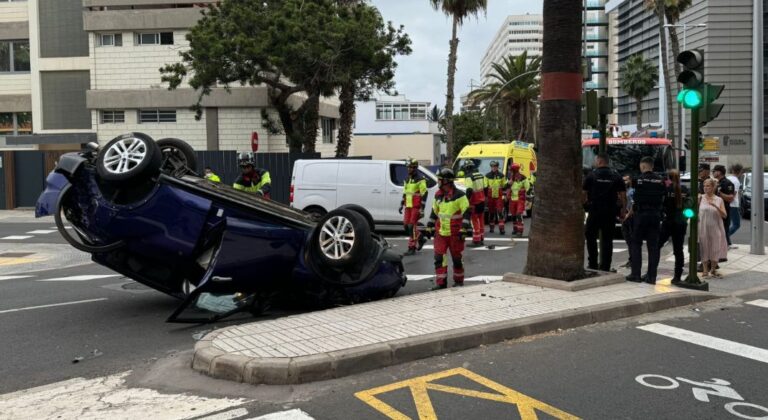 Vuelca un vehículo en Las Palmas de Gran Canaria