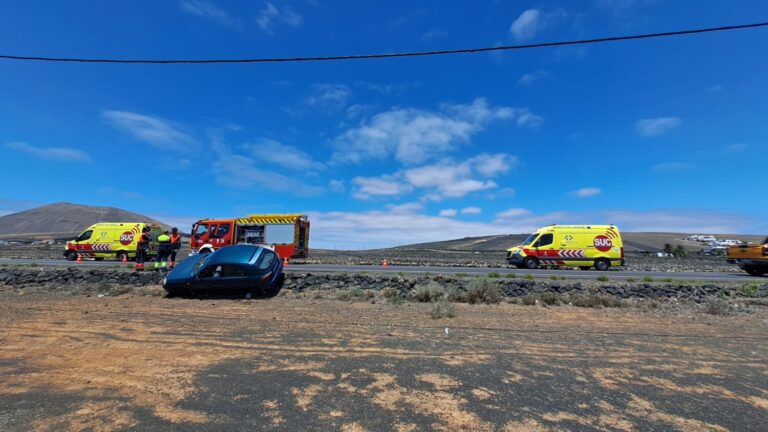 Un vehículo en el que viajaban una madre y su hijo se sale de la vía en Tinajo, Lanzarote