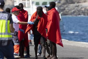 Llegan 303 migrantes en tres cayucos a Gran Canaria y El Hierro