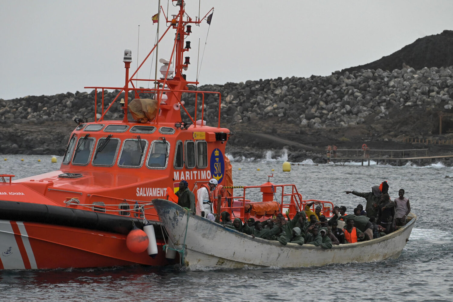Prisión para 17 ocupantes de un cayuco en el que se arrojó a personas vivas por la borda. Imagen de archivo del rescate de 59 personas inmigrantes cerca de El Hierro.EFE/ Gelmert Finol