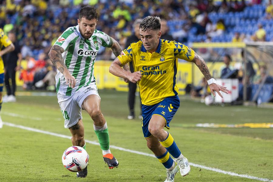 Imagen del partido entre la UD Las Palmas y el Betis en el Estadio de Gran Canaria / EFE