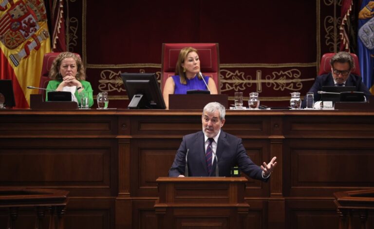 Pleno del Parlamento: Clavijo dice que “no serán cómplices en normalizar la situación migratoria”
