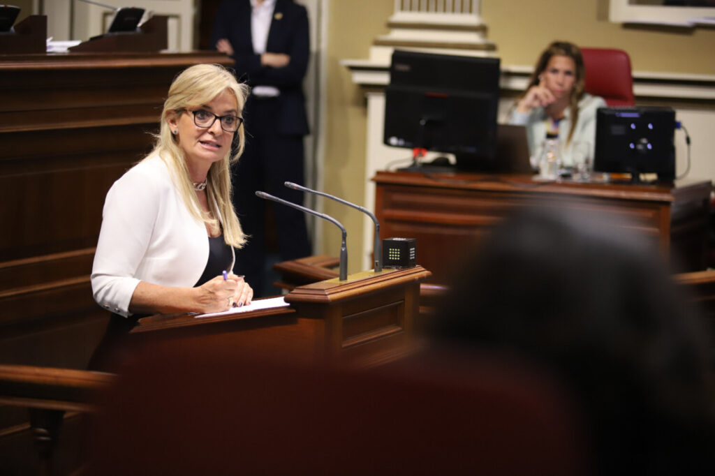 La consejera de Sanidad, Esther Monzón, ha afirmado en la cámara regional que ya no están en "el vagón de cola" en las listas de espera quirúrgicas