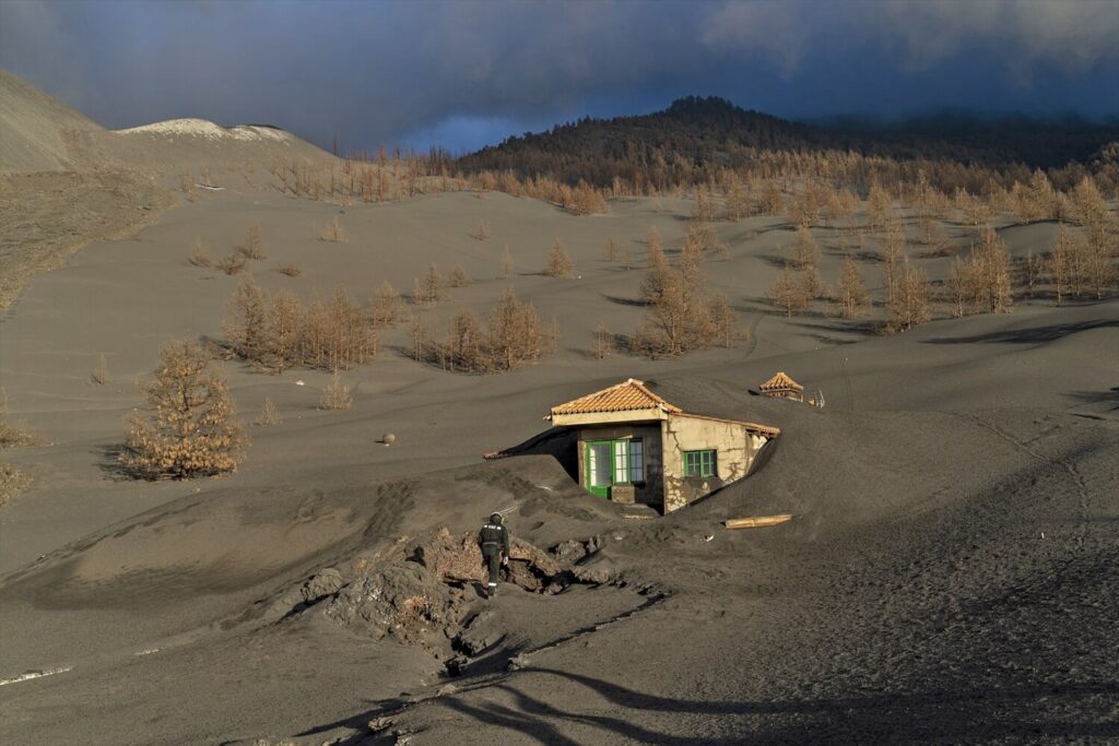 Cubren con plástico la casa 'más famosa' de la erupción del Tajogaite en señal de protesta