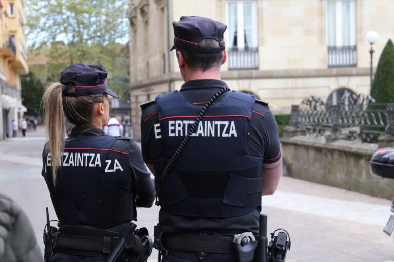 Abandonan a un niño con una maleta a las puertas de una comisaría en Bergara (Guipuzkoa)