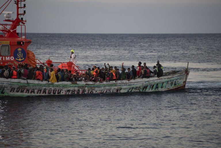 Llega una embarcación con 48 migrantes al muelle de La Restinga, en El Hierro