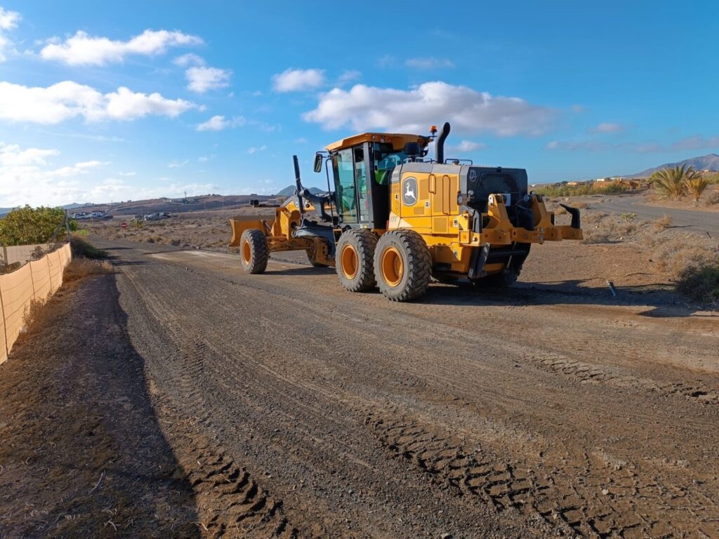 El tercer tren de recebe del Cabildo de Fuerteventura ha comenzado los trabajos de mejora en los caminos de la localidad de Juan Gopar, en el municipio de Tuineje