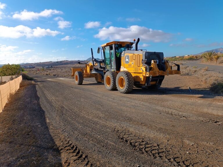 El tercer tren de recebe del Cabildo de Fuerteventura mejora los caminos en Juan Gopar