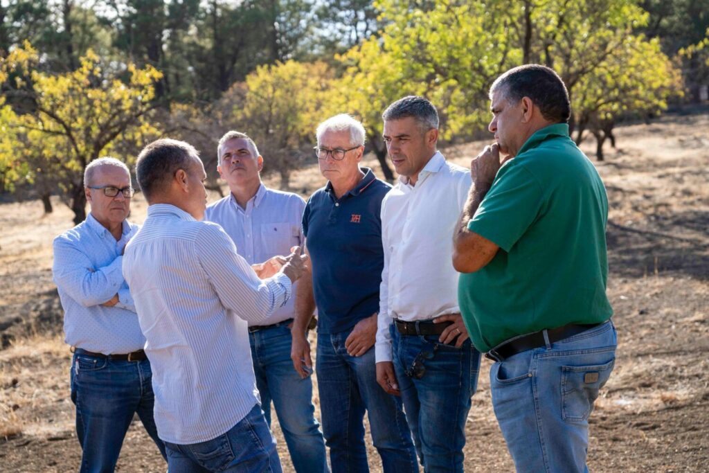 Promueven la recuperación de higueras y almendros en El HierroEn la imagen, Narvay Quintero durante su encuentro con los miembros de la asociación de Higueras y Almendras “Vérote”