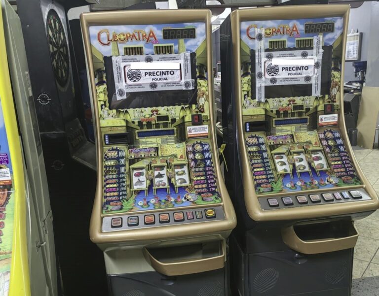 Investigan a un hombre en Arrecife por clonar una máquina recreativa