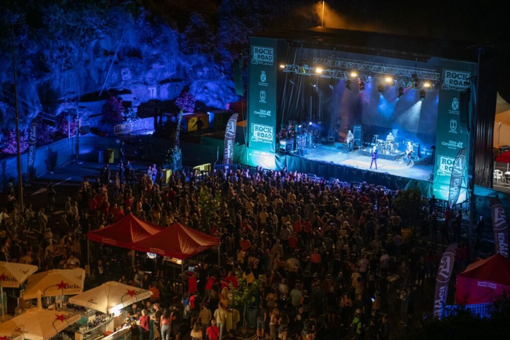 Más de 1.000 voces corearon los grandes temas del rock español en el Rock&Road