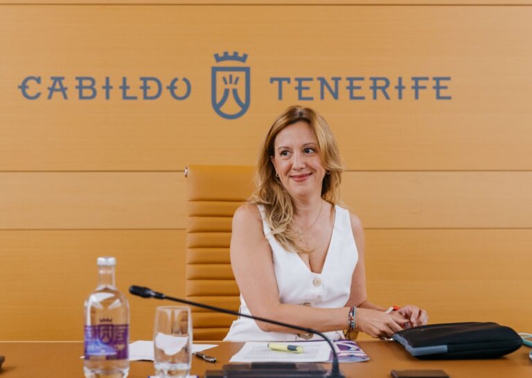 Rosa Dávila le recuerda a Curbelo que ella es quien gobierna en Tenerife, por su rechazo al puerto en Fonsalía