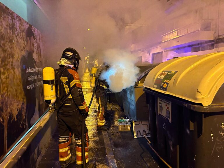 Arden varios contenedores en Arrecife, Lanzarote