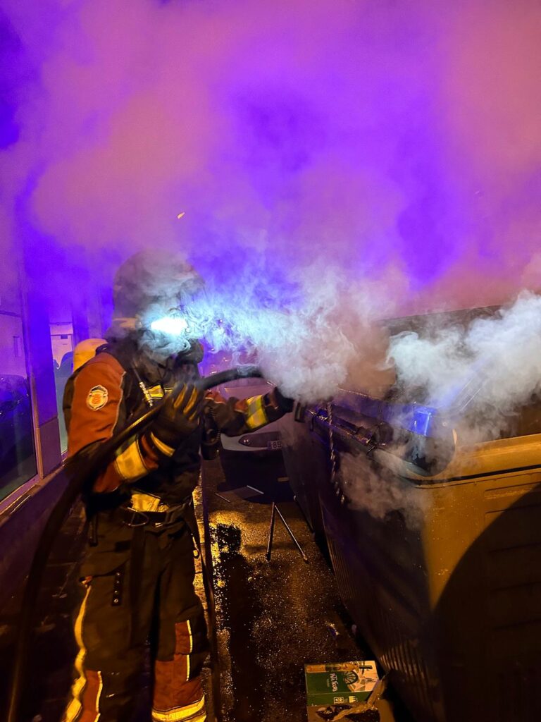 Incendio de un contenedor en la calle La Carmen de Arrecife, Foto: Bomberos de Lanzarote