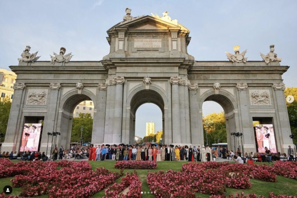 Desfile de moda que se celebró en la Puerta de Alcalá de Madrid con motivo del inicio de la Semana de la Moda / Madrid es moda