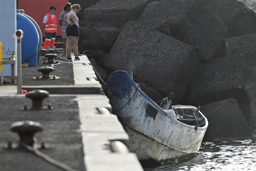Gestión de los residuos de los cayucos que llegan a El Hierro. Uno de los últimos cayucos que han llegado a la isla de El Hierro. Imagen EFE