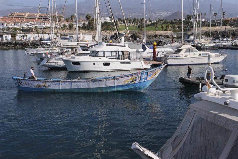 Llega un cayuco a Tenerife con 26 personas a bordo, la mayoría mujeres