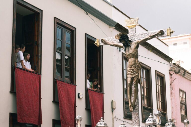 Cientos de personas acuden a la Procesión del Santísimo Cristo de La Laguna