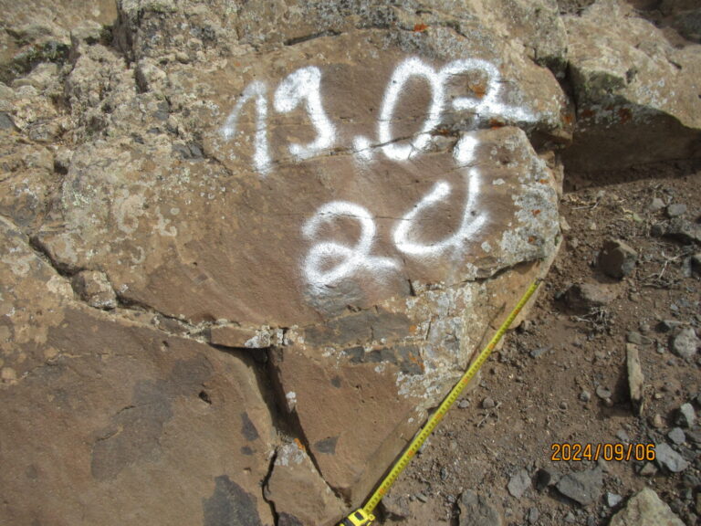 Pintan grafitis en la montaña de El Aceitunal de Fuerteventura