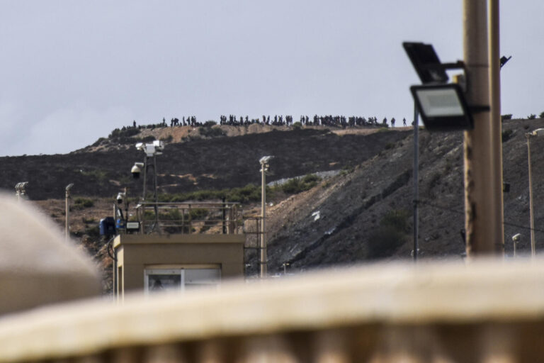 Ceuta cierra de forma intermitente su frontera ante el intento de entrada de 200 migrantes