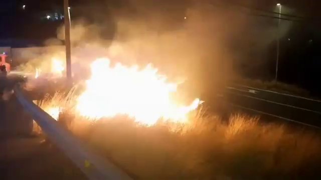 Bomberos de Tenerife sofocan un incendio en Santa María del Mar