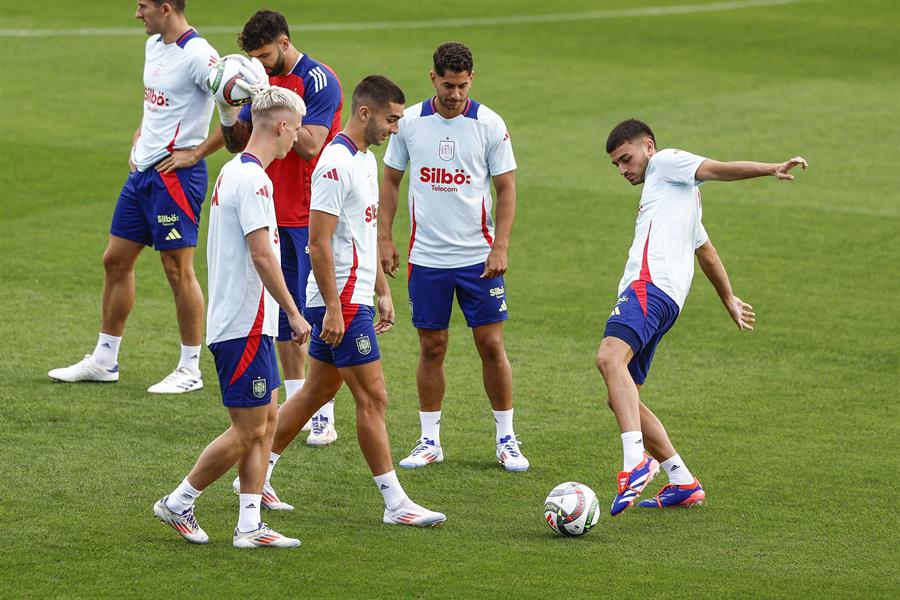 Serbia -España. Imagen: Jugadores de la selección española, entre ellos los canarios Ayoze y Pedri, en un entrenamiento en Las Rozas antes de viajar a Belgrado. EFE