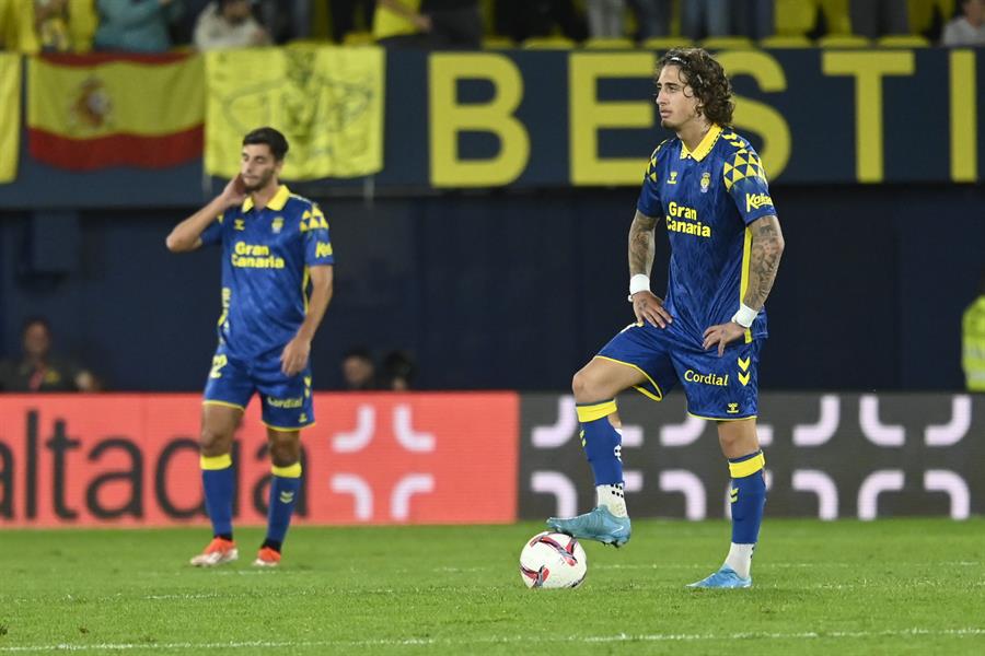 VILLARREAL (CSTELLÓN), 30/09/2024.- Los jugadores de Las Palmas tras el segundo gol del Villarreal durante el partido de la jornada 8 de LaLiga en Primera División que Villarreal CF y UD Las Palmas disputan este lunes en el estadio de La Cerámica. EFE/Andreu Esteban