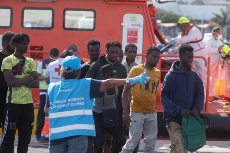 Llegan casi 800 migrantes a Canarias durante el fin de semana