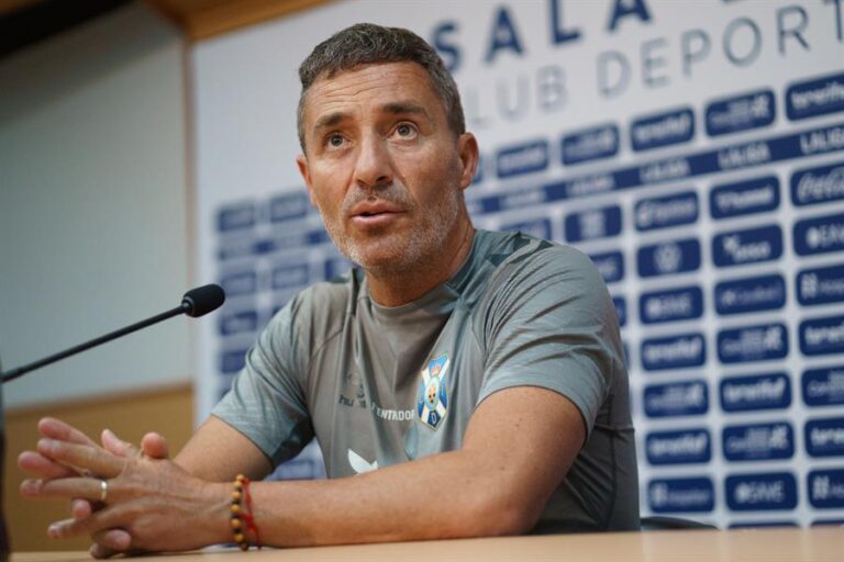 El CD Tenerife destituye a Óscar Cano