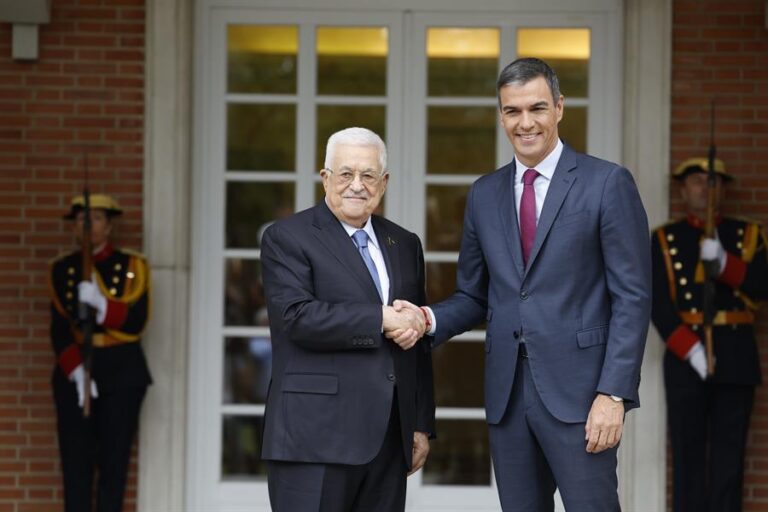 Sánchez se reúne por primera vez con Abás tras reconocer España el Estado palestino