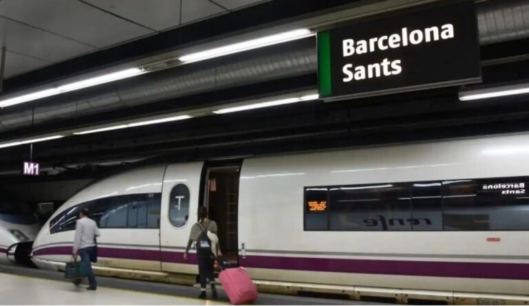 El descarrilamiento de un tren deja sin servicio de alta velocidad la estación de Sants de Barcelona